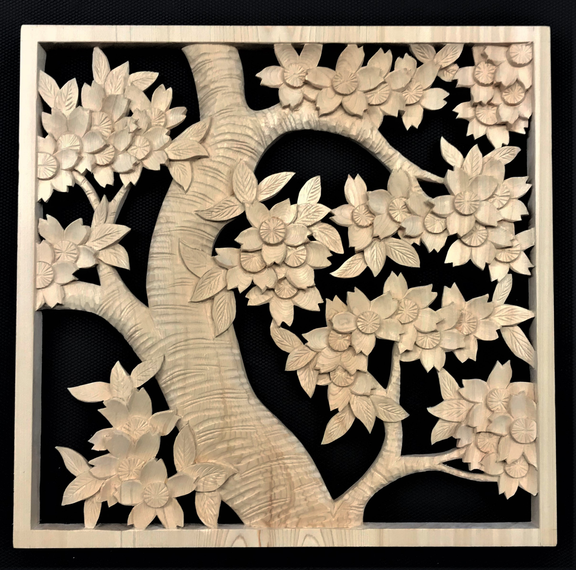 寿司店の冷蔵庫の前に取り付ける彫刻